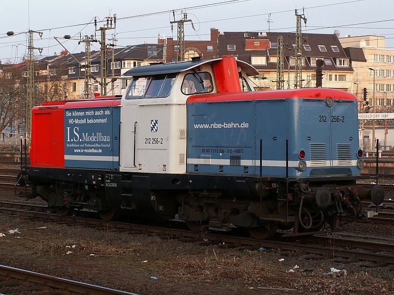 Diese schne Lokomotive der Baureihe 212 steht abgestellt im Dsseldorfer Hauptbahnhof. Sie gehrt der Nordbayerischen Eisenbahn. Das Foto stammt vom 24.02.2008 