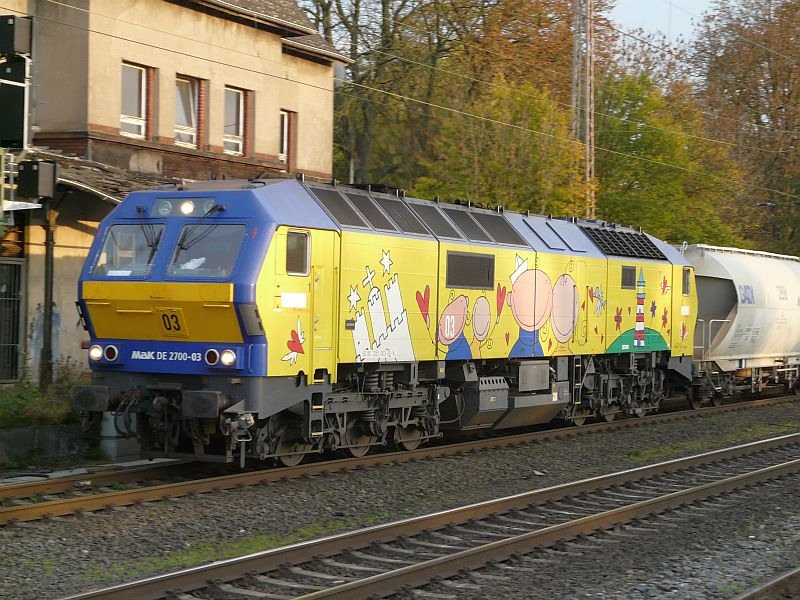 Diese schne MaK Lokomotive rauscht durch Ratingen-Lintorf. Das Bild stammt vom 22.10.2008 