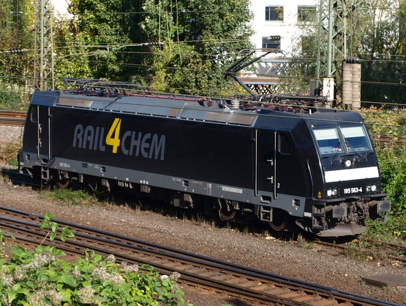Diese schwarze Schnheit, 185 563-4 der Rail4Chem, war heute am 20.10.09 in Aachen West zu sehen.
