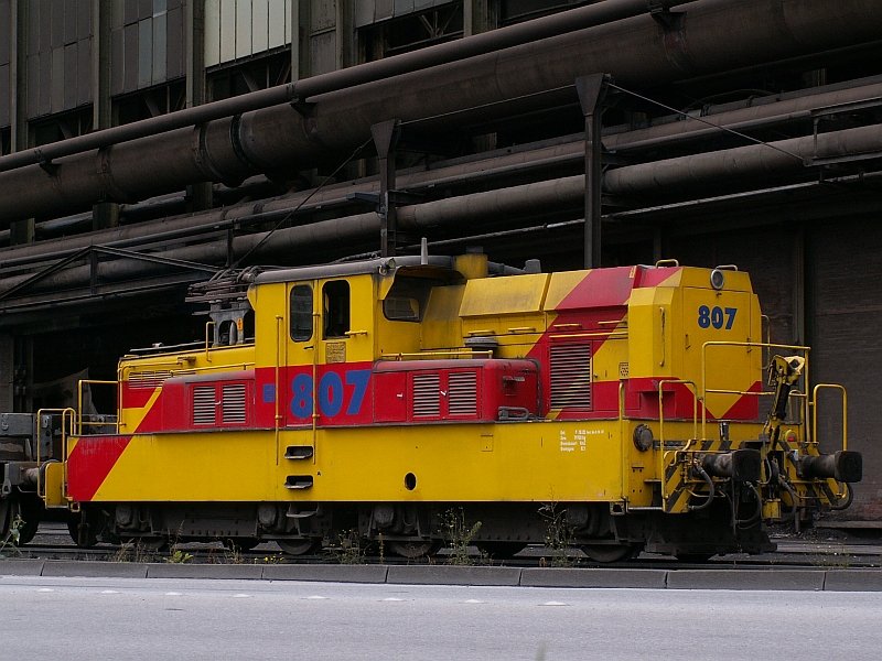 Diese, sehr kraftvoll anmutende, Lokomotive ist eine Jung ED. Sie dient bei  Eisenbahn und Hfen  und ist hier bei ThyssenKrupp Steel zu sehen. Das Foto stammt vom 05.07.2007