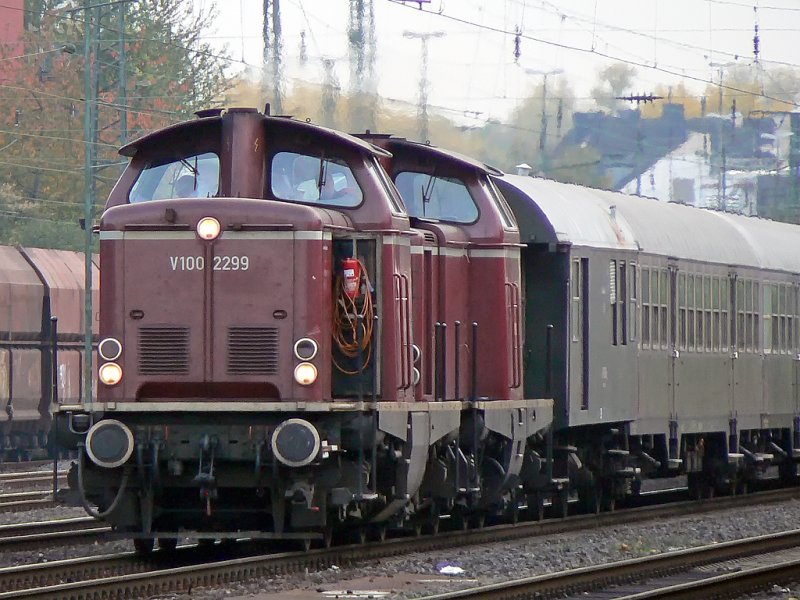 diese sehr nette Doppeltraktion wurde leider von dem auf Gleis 2 durchfahrenden RE5 nur eine Sekunde spter zu gefahren :-( aufgenommen in Kln West am 23.10.2009