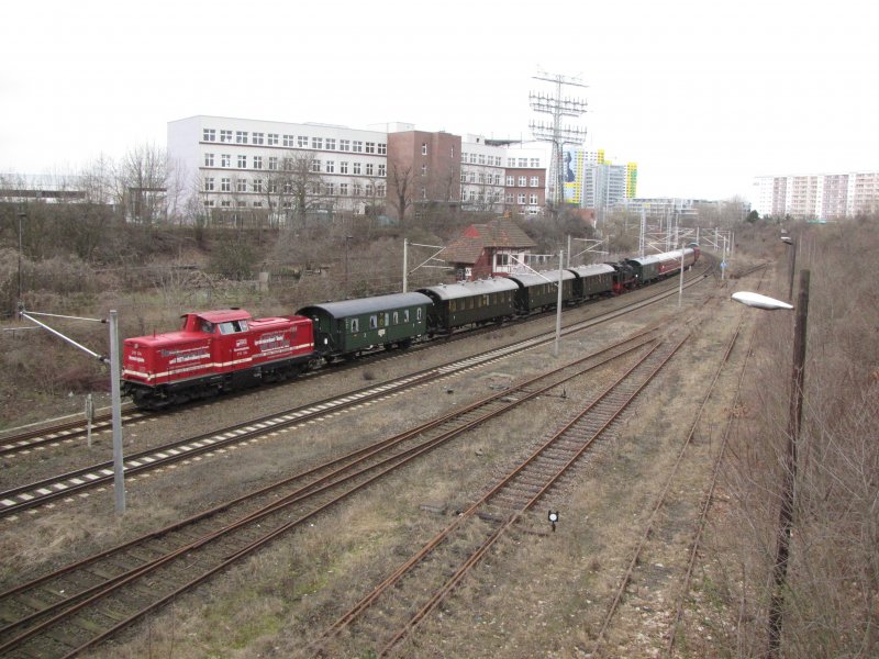 Diese Sonderfahrt hhe Berlin-Frankfurter Allee W1(ehem.) kommt vom ITB Messegelnde und will nach Berlin Schneweide, im Zug eingebaut BR 74 1230.Gezogen von einer BR 212 der Rennsteigbahn.