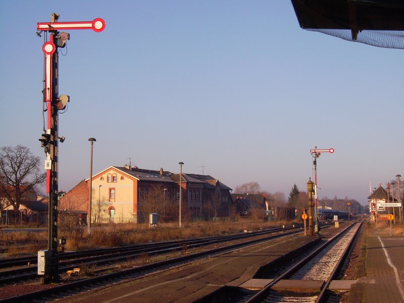 Diese tollen alten Signale stehn noch in Haldensleben,direkt am Bahnhof.Das Foto entstand am 26.12.2008
