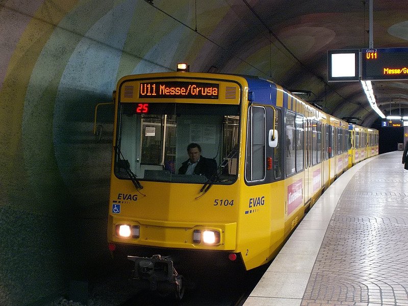 Diese U11 war bis vor wenigen Sekunden noch  proppenvoll , da sie die Besucher der SPIEL 2007 zur Messe gefahren hat. Das Foto stammt vom 20.10.2007