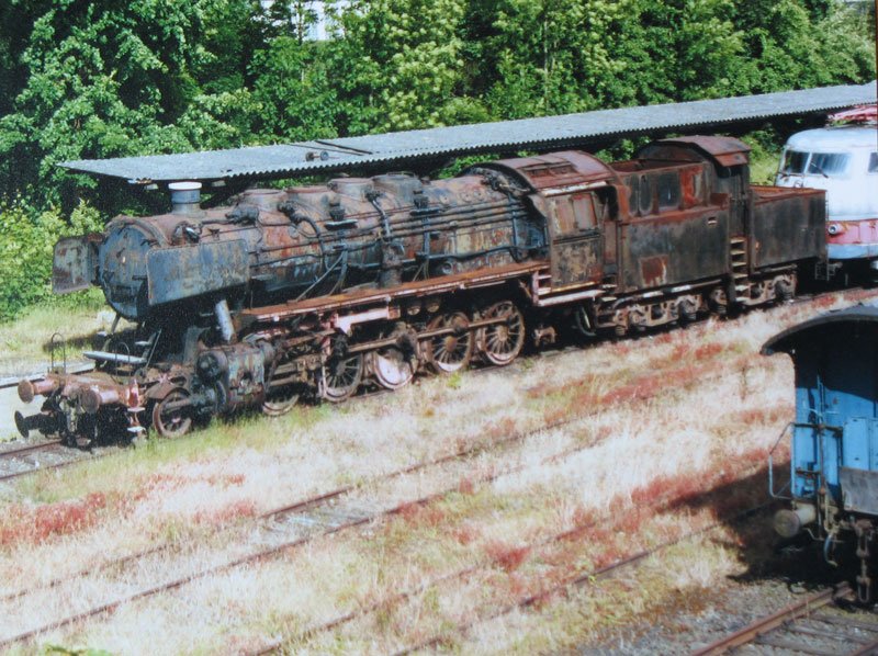Diese unansehnliche 1&acute;E -Lok mit Kabinentender stand im Juni 2001 im Freigel�nde Deutsches Dampflokomotiv-Museum Neuenmarkt (Bild vom Bild)

