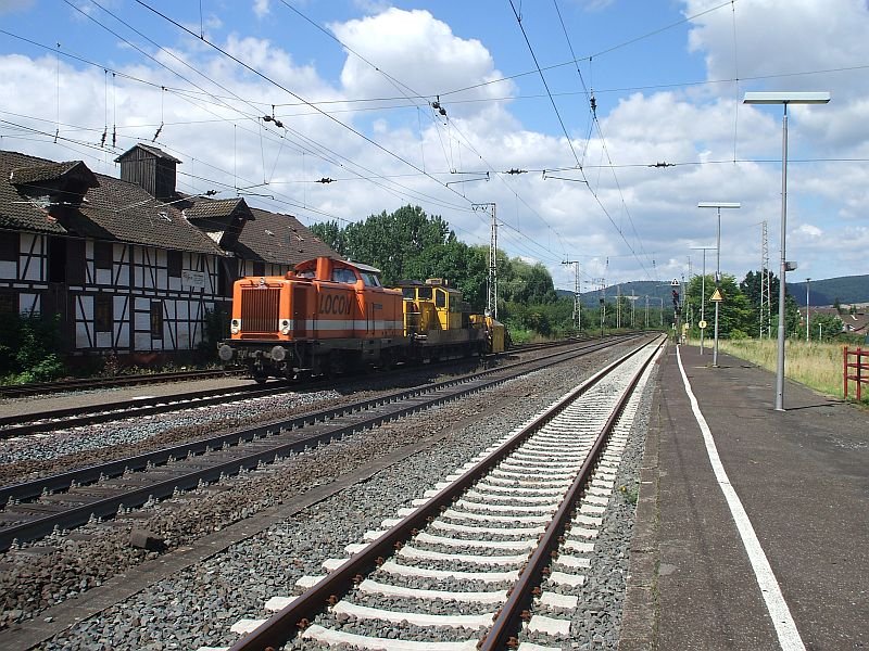 Diese unbekannt gebliebende Locon V 100 fuhr am 1.8.2007 mit einem Bauzug durch Kreiensen