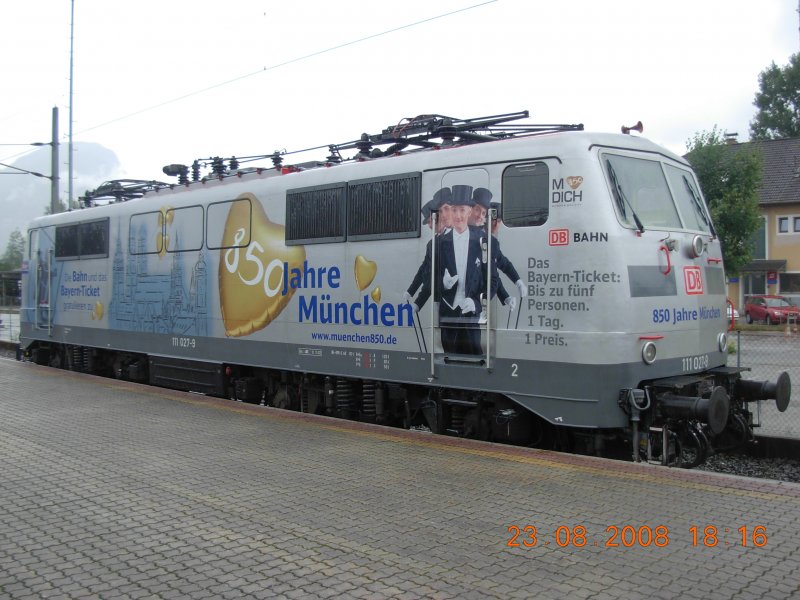 Diese ungewhnlich gestaltete Lokomotive der Baureihe 111 zeigte sich am 23.8.2008 anllich des Eisenbahnfestes im Bahnhof Wrgl.