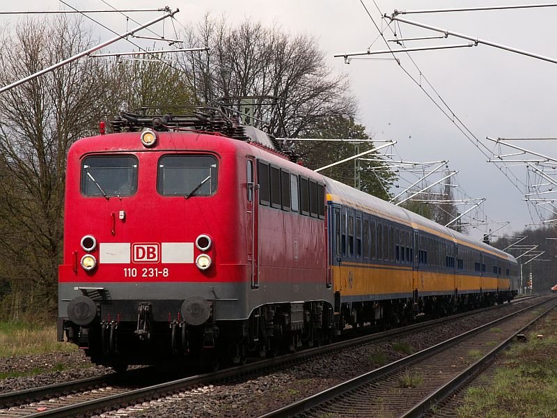 Diese ungewhnliche Kombination aus deutscher Lokomotive und niederl. Wagen fhrt aus Venlo kommend in Richtung Kaldenkrichen. Das Foto stammt vom15.04.2008