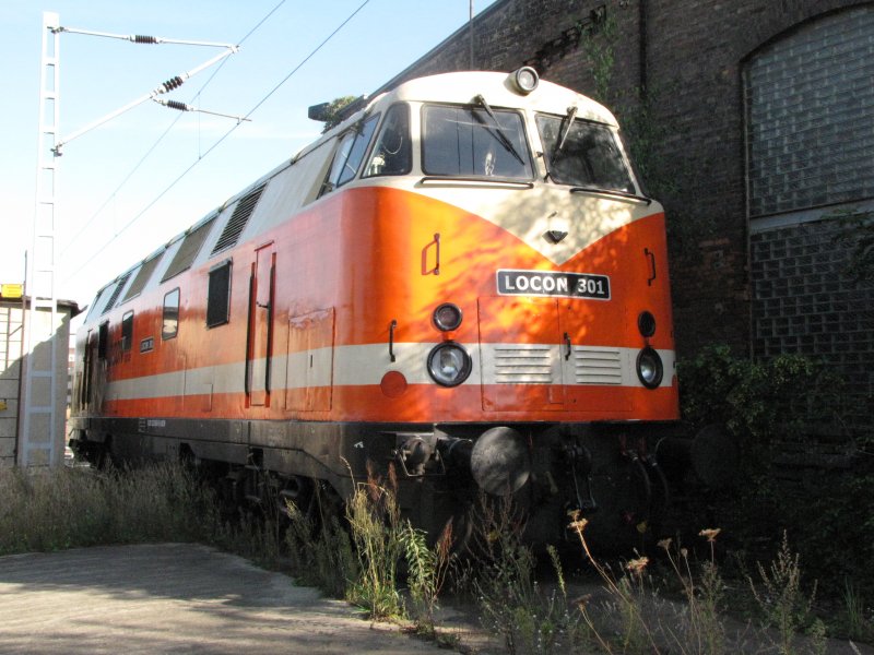 Diese V 180 der Firma Locon steht abgestellt und wartet auf den n�chsten Einsatz im Bw (Bereich W5) Berlin Lichtenberg an der Drehscheibe.Der Bereich dient heute u.a. auch als Gewerbegel�nde.