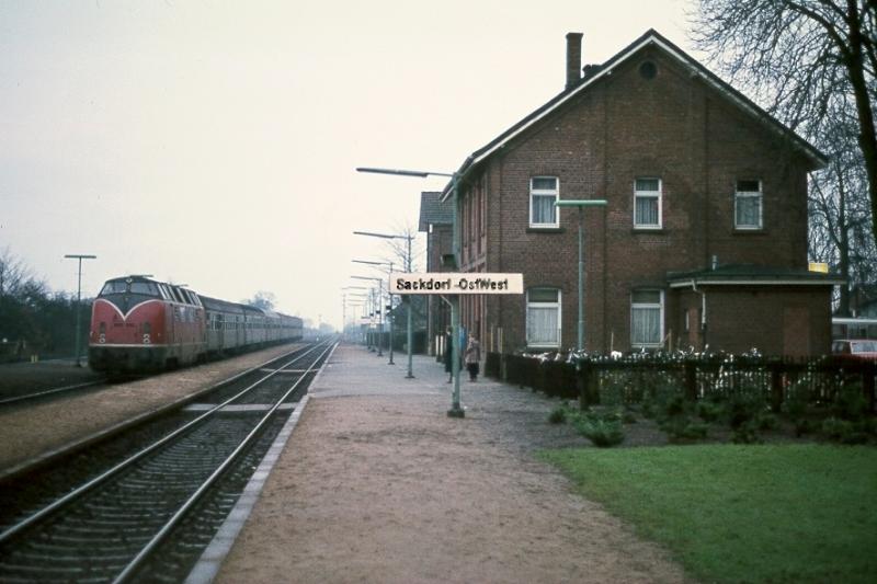 Diese V 200 ducheilt einen kleinen Bahnhof bei Knnersdorf . Es handelte sich um eine Probefahrt nach der Instandsetzung des Motors . Aufgenommen am 22.2.2004 .