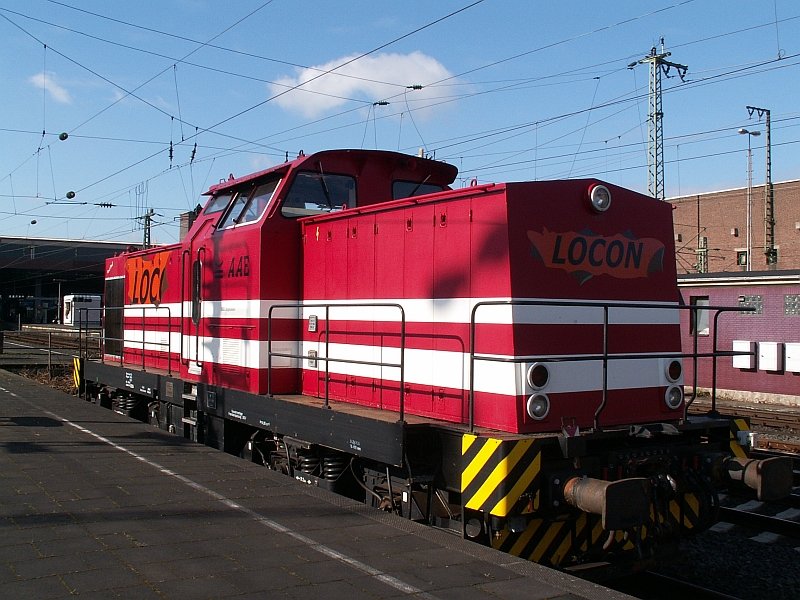 Diese V100 der Ahaus Alsttter Eisenbahn GmbH ist derzeit an Locon vermietet. Die Lokomotive hat eine bewegte Geschichte hinter sich und ist Baujahr 1977. Damals wurde sie an die Deutsche Reichsbahn der DDR ausgeliefert. Als 110-878 6. Das Foto stammt vom 05.03.2008 
