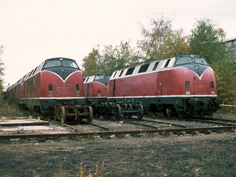 Diese V200 warten in Knnersdorf auf ihre berholung und sollen bald wieder die Deutsche Bahnlandschaft bereichern . Diese Loks sollen alle , wie mir der Wachmann sagte , blau - weiss angemalt werden .