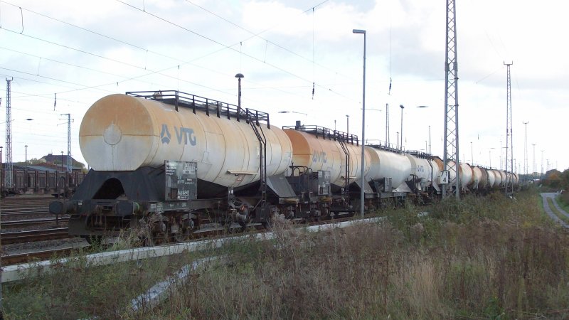 Diese VTG und ERMEWA Knick-Kessel f�r Kreideschlamm stehen am 17.10.2009 in Angerm�nde.