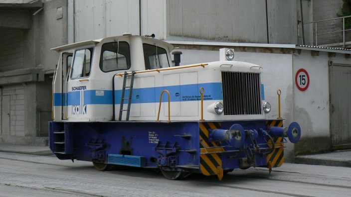 Diese Werklok rangierte am 17.5.2008 KVG-Kalksilowagen, welche an  Sch�fer Kalk  vermietet sind, im ehemaligen Bahnhof Stromberg bei  Sch�fer Kalk 