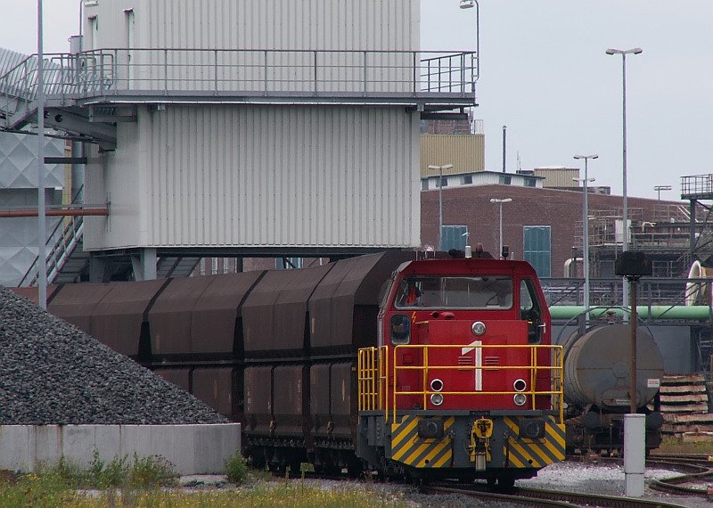 Diese Werkslokomotive rangiert auf dem Gelnde der Firma  Solvay  in Rheinberg mit einigen Wagen. Das Foto stammt vom 08.08.2007
