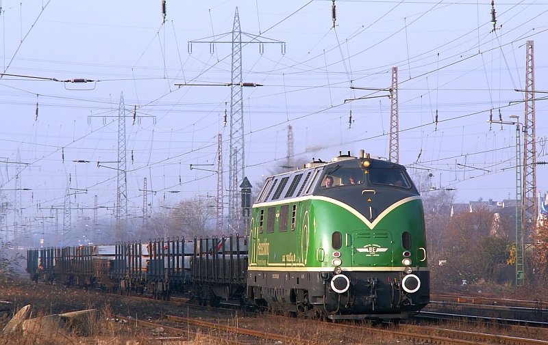 Diese wunderschne V200 der BEG zieht einen Aluminiumzug von Spellen nach Koblenz. Schn zu sehen, dass solche Lokomotiven noch im aktive Einsatz sind. Das Bild stammt vom 18.02.2008
