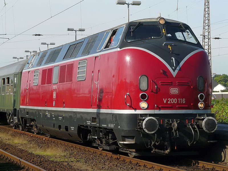 Diese wunderschne V200 kommt aus Paderborn und hat einen Sonderzug nach Oberhausen gebracht. Dieser wird jetzt an die 41 360 bergeben. Das Bild stammt vom 16.08.2008