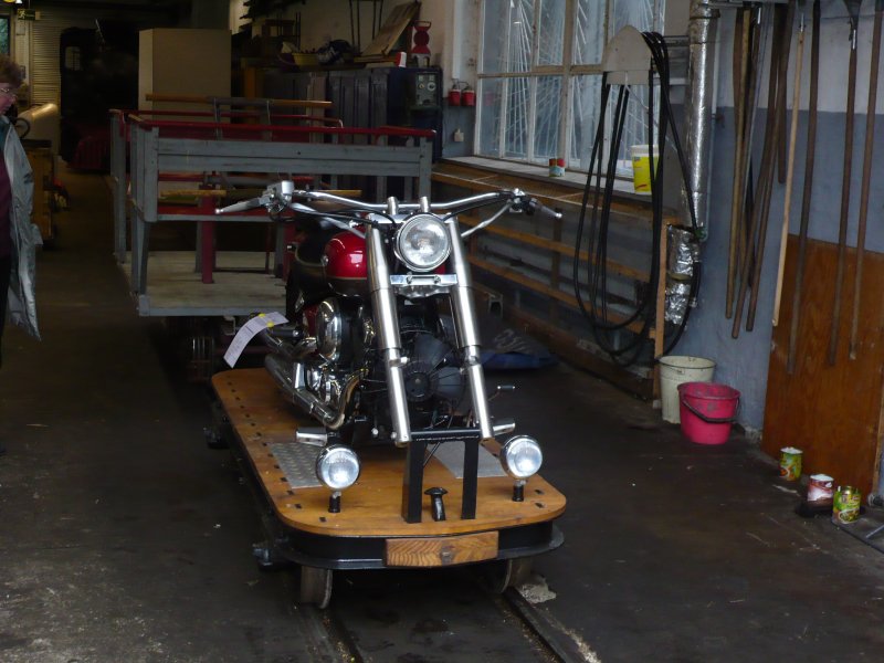 Diese Yamaha XVS650 Drag Star Classic hat einige Umbauten erfahren. Sie kann auf den Schienen der Berliner Parkeisenbahn fahren. Tag der offenen Tr im Betriebswerk, 8.9.2007