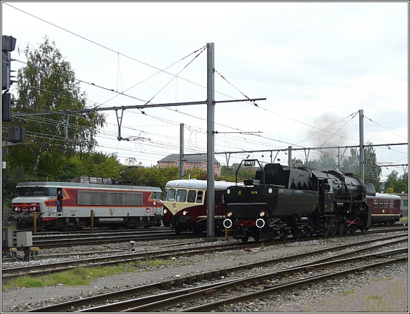 Diese Zugbegegnung musste auch der Lokfhrer der  nez cass  im Bild festhalten: Die Dampflok 5519 verlsst den Bahnhof von Luxemburg in Richtung Hollerich, whrend der Triebzug 208 aus Kleinbettingen kommt und in den Bahnhof Luxemburg einfhrt. Das Bild wurde vom ffentlichem Parking aus aufgenommen. 21.09.08 (Jeanny)