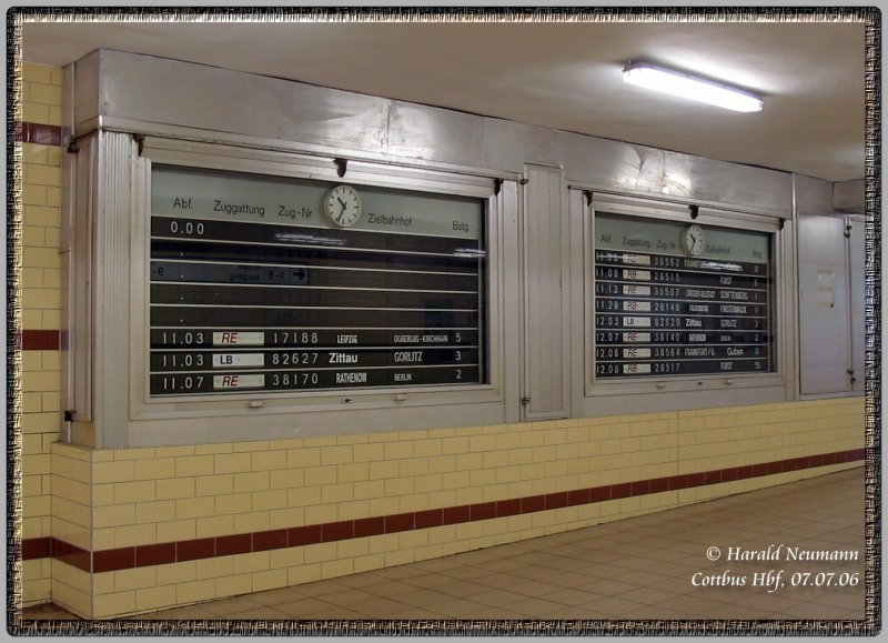 Diese Zugzielanlagen sind selten geworden. Auf dem Bahnhf Cottbus verrichten sie mehr schlecht als recht ihre Aufgabe. Ersatzteile fr die Gerte der Marke Pragatron gibt es nicht mehr. Die Monteure die diese warten mssen sind stets am basteln um sie in Schu zu halten. Hier der bersichtsanzeiger im Tunnel.