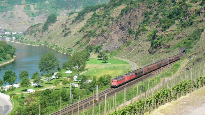 Diese zwei 140er haben soeben den Petersberg-Tunnel bei Neef in Richtung Trier verlassen und fahren weiter Moselaufwrts. (14.5.2008)