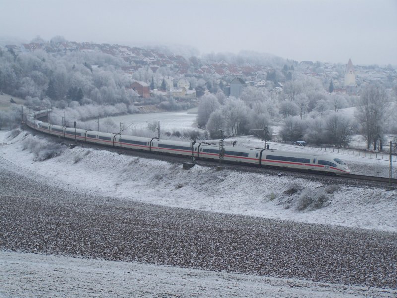 Diese zwei ICE-3 Triebzge fuhren am 27.Dezember 2007 von Mnchen Hbf nach Dortmund Hbf. Hier zwsichen Lonsee und Urspring.
