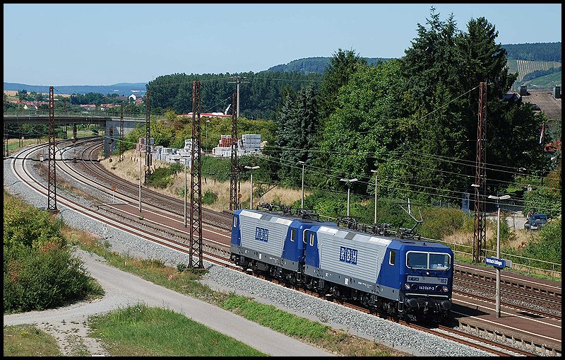 Diese zwei RBH 143er sind auf dem Weg in Richtung Wrzburg-->Sden. Dort werden sie ihren Gterzug bernehmen und gen Norden ziehen. Aufgenommen im August 2008 in Retzbach-Zellingen.