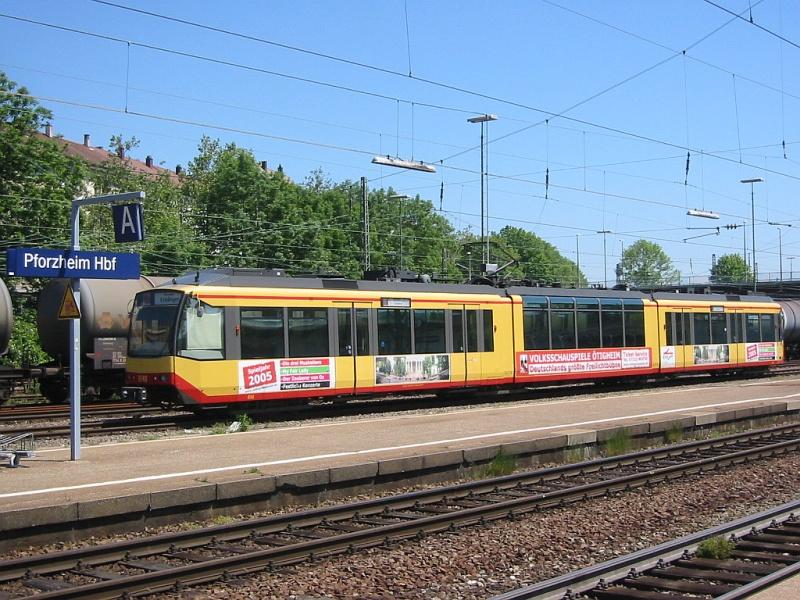 Diese Zweisystem-Stadtbahn des Karlsruher Verkehrsverbundes stand am 28.05.2005 im Hauptbahnhof Pforzheim. Man beachte die Panoramafenster in der Mitte des Triebwagens. Die Strecke zwischen Pforzheim und Karlsruhe (bzw. weiter in die Pfalz bis nach Wrth) wird von der Linie S5 bedient, die zum Teil die Gleise der DB, aber auch die Straenbahngleise in Karlsruhe nutzt.