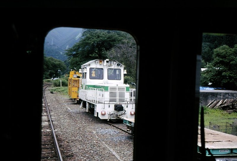 Diesel-Kleinlokomotiven:　Eine weitere Lok vermutlich des Typs TMC 300 (300 heisst wohl  300 PS ) mit einem Bauzug auf der einsam gelegenen Station Rikuchû Kawai im wilden Nordosten Japans, 23.August 2008.