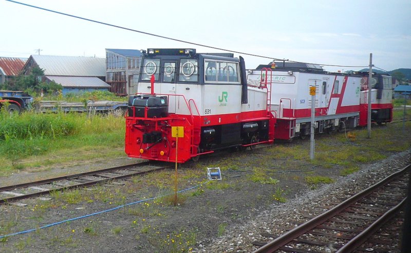 Diesel-Kleinlokomotiven:　Vermutlich eine Lok des Typs HTR-600 (600 PS) für den Streckenunterhalt und den Betrieb einer kraftvollen Schneeschleuder. Die Lok ist im Bestand der JR-Hokkaidô und trägt die Nummer 631. Toyotomi (ganz im Norden der Insel Hokkaidô), 27.August 2008.