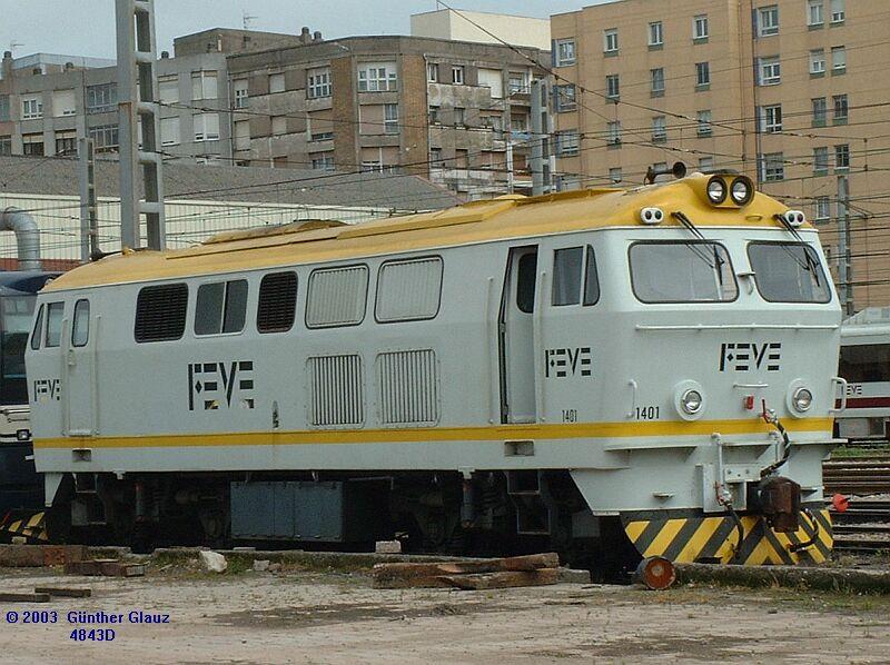 Diesel-Lok 1401 am 09.05.2003 auf einen Abstellgleis vor dem Bahnhof Santander bzw. neben dem Betriebswerk fr Triebzge. Diese Lok hat groe hnlichkeit zu den Baureihen 215/218 der DB, allerdings ist es eine Schmalspur-Lok.