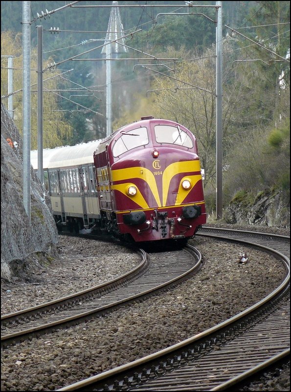 Diesel Lok 1604 zieht ihre Wegmann Wagen in Richtung Troisvierges. Das Bild wurde in der Nhe von Enscherange am 20.04.08 gemacht.