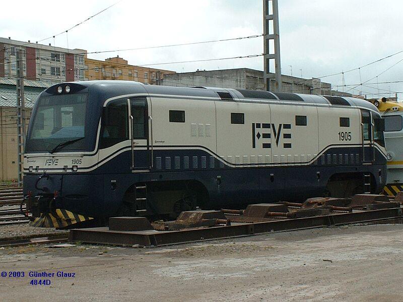 Diesel-Lok 1905 am 09.05.2003 auf einen Abstellgleis vor dem Bahnhof Santander. Diese moderne Lok ist vermutlich Zuglok fr den Touristenzug.