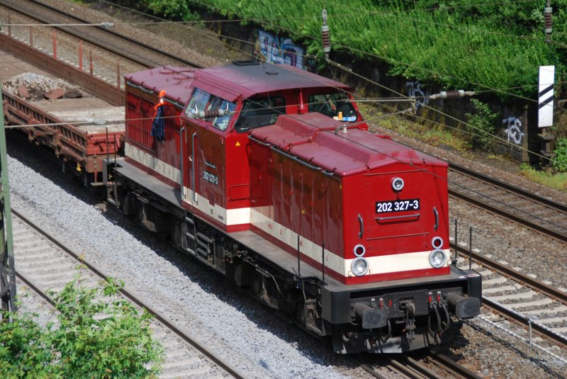 Diesel-Lok 202 327-3 steht hier am 16.05.09 auf freier Strecke zwischen dem HBf Bielefeld und Bielefeld/Brackwede. Hier werden in der ersten drei Mai-Wochen die Schotterbetten der Gleise berarbeitet. Dahinter hngen ca. 20 Flachwagen mit Material und Werkzeug. Ein zweiter Arbeitszug mit einer hnlichen Lok parkte im Bahnhof Brackwede. 