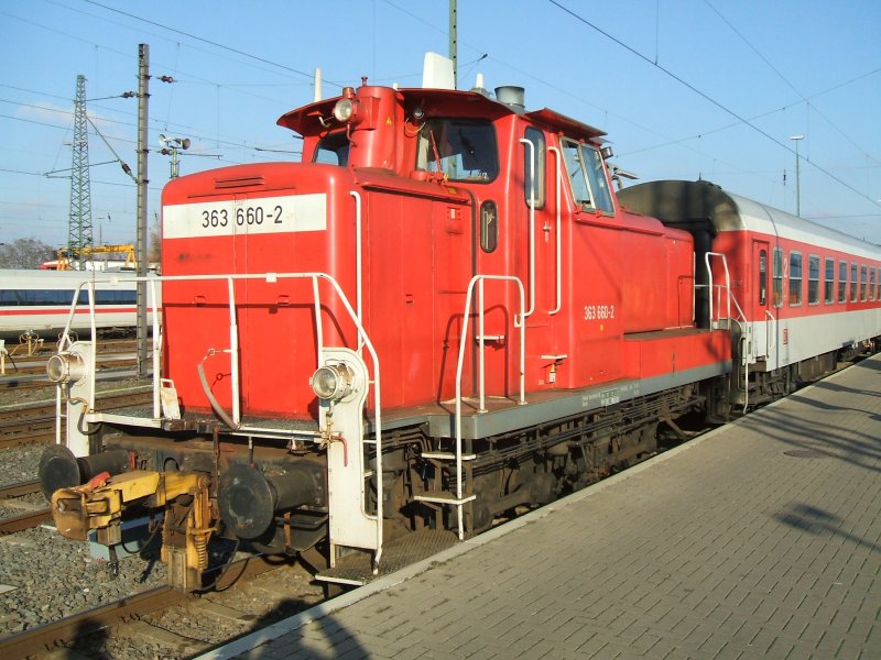 Diesel-Lok 363 660-2 mit CNL Dortmund - Milano am Haken.(18.11.2007)