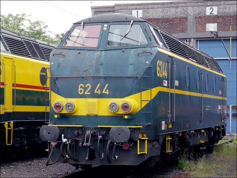 Diesel Lok 6244 pr�sentierte sich am Tag der offenen T�r in Kinkempois. Die Baureihe 62/63 wurde zwischen 1962 und 1966 in Betrieb genommen. Seit 2004 ist diese Lok an TUC-Rail verliehen und wird an verschiedenen Baustellen eingesetzt. 6 Loks dieser BR sind gr�n mit gelben Streifen. Bei dieser Lok wurde der obere gelbe Streifen nicht an der Frontpartie fortgesetzt. Au�erdem ist die Nummer an der Seite viel gr��er, als bei den anderen. 18.05.08 