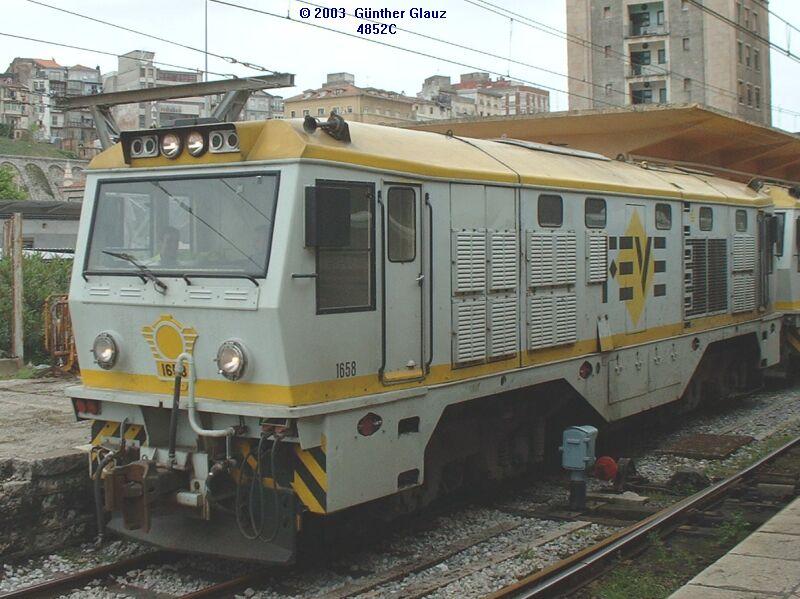 Diesel-Lok BR 1658 am 09.05.2003 im Bahnhof Santander.