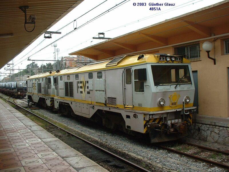 Diesel-Loks 1655 und 1658 haben gerade einen Ganzzug mit Blechrollen vom Stahlwerk Barreda (Westliche Strecke) zum Bahnhof Santander  
gefahren. Hier mu der Zug in Richtung Bilbao Kopf machen, weil es kein direktes Verbindungsgleis zur stlichen Strecke gibt.