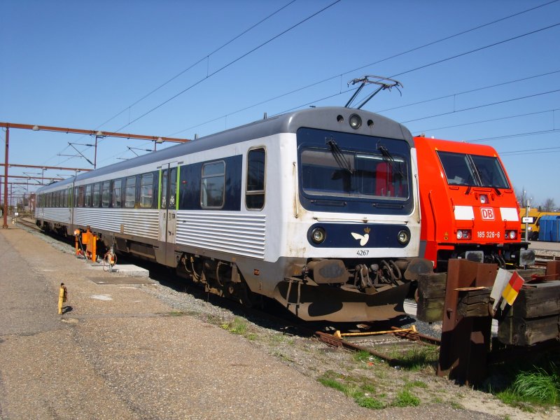 Diesel - Nahverkehrstriebwagen der DSB wartet im Frhjahr 2008 in Padborg auf den nchsten Einsatz. Im Hintergrund die 185 326 von Railion Danmark.