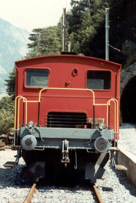 Diesel Rangierlok Tm 2/2 514 der Martigny - Orsires Bahn ( heute TMR )im Bahnhofsareal von Sembrancher im Okt.1984