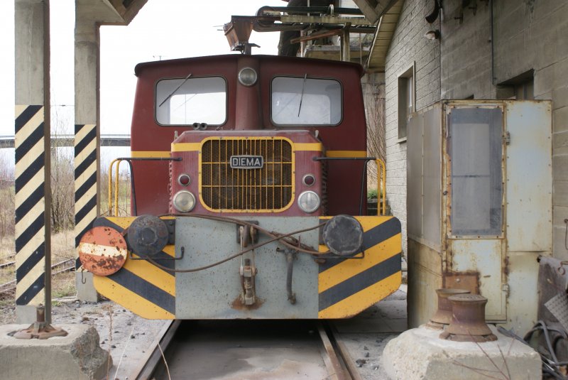 Diesel Rangierlokomotive der Firma Basaltstein AG Buchs, auf dem Gel�nder der Firma abgestellt. Ob die Lokomotive noch Fahrt�chtig ist? Gebaut von der Diepholzer Maschinenfabrik (F. Sch�ttler) in Bremen im Jahre 1970. Modell DIEMA, Typ DVL90/11, Leistung 94PS. Gewicht 14000Kg. Wer weiss ob man diese Lok Erwerben kann?