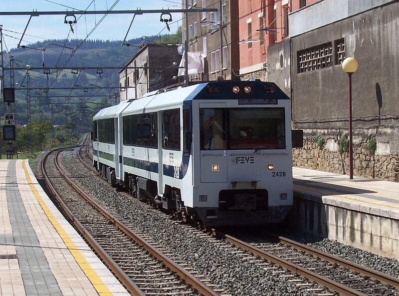 Diesel-Triebzug 2428 Santander - Bilbao fhrt am 27.09.2005 in den Bahnhof Sodupe ein. Im Gegensatz zu den Nahverkehrstriebzgen sind die  Fernzge  mit Toilette und Getrnkeautomat ausgerstet. Die Strecke ist nur bis Balmaseda elektrifiziert, nach Santander und Leon fahren Dieselzge.