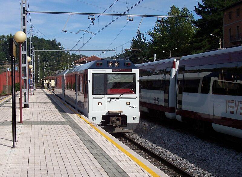 Diesel-Triebzug 2428/2472 fhrt am 27.09.2005 in den Bahnhof Balmaseda ein, hier enden die Elektro-Triebzge, nach Leon, ca. 310 km, fhrt nur ein Zug-Paar am Tag, Gterzge habe ich bis zur Station Los Carabeos, km 173, und zurck keinen gesehen. Fahrzeit 6,5 Stunden bis Leon, Reisegeschwindigkeit gemtliche 50 kmh.