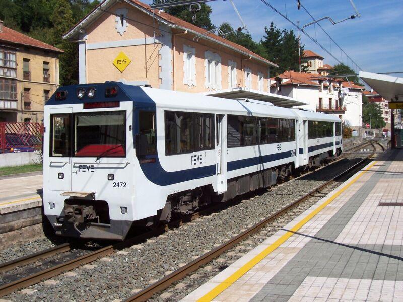 Diesel-Triebzug 2428/2472 Santander - Bilbao am 27.09.2005 im Bahnhof Sodupe. Auerdem gibt es noch die Diesel-Baureihe 2600, sie hat groe hnlichkeit mit der Elektro-Baureihe 3600, leider ist mir keiner vor die Camera gefahren, es gibt aber 3 Fotos auf der Internetseite www.feve.es