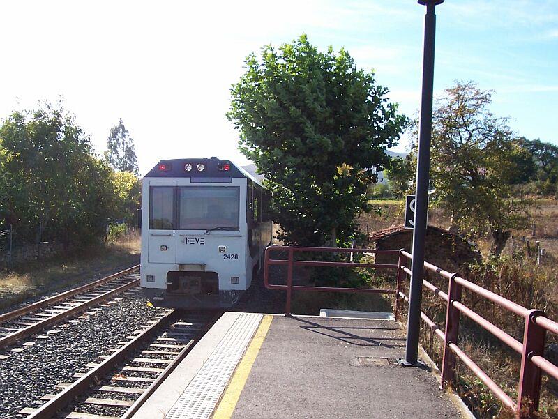 Diesel-Triebzug 2428/2472 verlt am 27.09.2005 die Station Los Carabeos, ber 1000 Meter Meereshhe. Die Zugkreuzung mit dem Gegenzug von Leon findet im nchsten Bahnhof Mataporquera statt, da aber bei der ZEVE die Gegenzge oft anfahren bevor der einfahrende Zug hlt, bin ich hier ausgestiegen, wre aber nicht ntig gewesen, im Gegenzug war der gleiche Schaffner.
