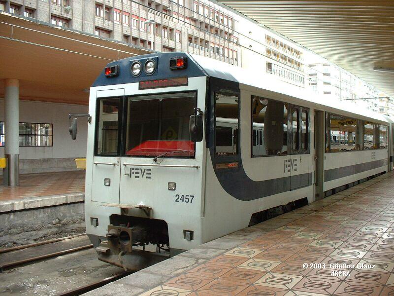 Diesel-Triebzug 2457 nach Bilbao am 09.05.2003 abfahrbereit im Bahnhof Santander. Die Bauart der Diesel- und E-Zge ist sehr hnlich, die Diesel-Zge haben blaue und die E-Zge dunkelrote Zierstreifen.