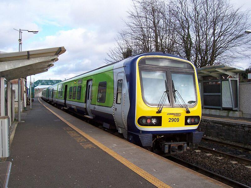 Diesel-Triebzug 2909 von Commuter, einer Tochtergesellschaft von Iarnrod Eireann, am 14.02.2005 in Dublin-Maynooth. Commuter ist in Irland etwas hnliches wie bei uns DB-Regio.