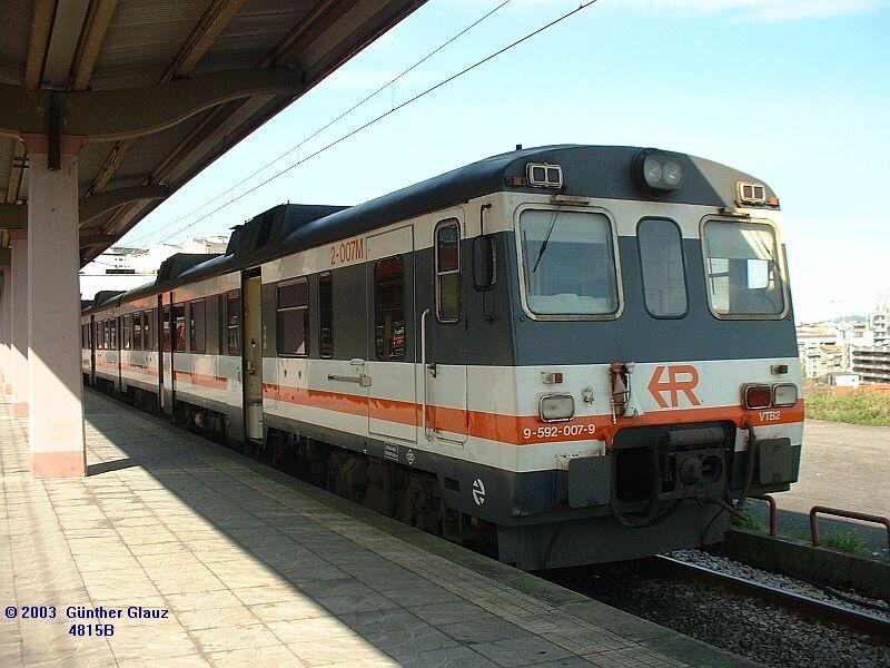 Diesel-Triebzug 592 007 am 08.05.2003 im Bahnhof Vigo.