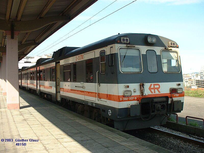 Diesel-Triebzug 592 007 am 08.05.2003 im Bahnhof Vigo.