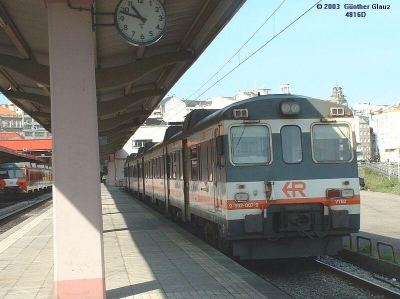 Diesel-Triebzug 592.007 am 08.05.2003 im Bahnhof Vigo.